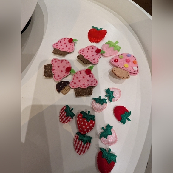 Felt, ribbon, embroidered and Resin applique assorted lot for crafts & projects - Picture 8 of 12